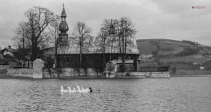 kościół w Tęgoborzu nad Jeziorem Rożnowskim przed przeniesieniem do Tabaszowej