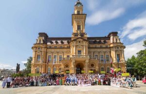 33. Międzynarodowy Festiwal Dziecięcych Zespołów Regionalnych Święto Dzieci Gór - zdjęcie pamiątkowe
