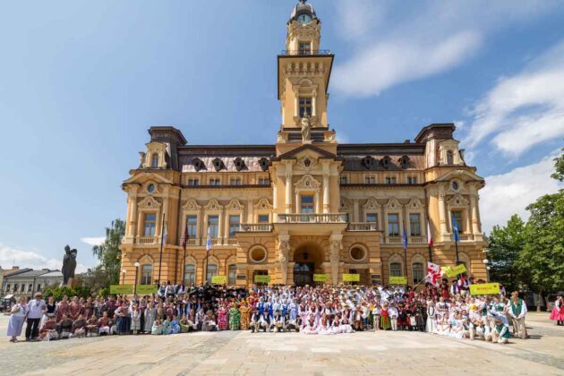 33. Międzynarodowy Festiwal Dziecięcych Zespoł&oacute;w Regionalnych Święto Dzieci G&oacute;r - zdjęcie pamiątkowe