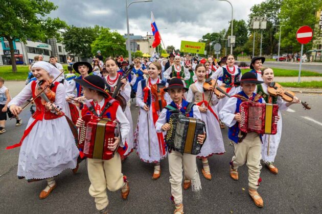 korow&oacute;d 33. Międzynarodowy Festiwal Dziecięcych Zespoł&oacute;w Regionalnych Święto Dzieci G&oacute;r