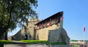 Baszta Kowalska i fragment murów oraz tytuł z Kuriera Nowosądeckiego