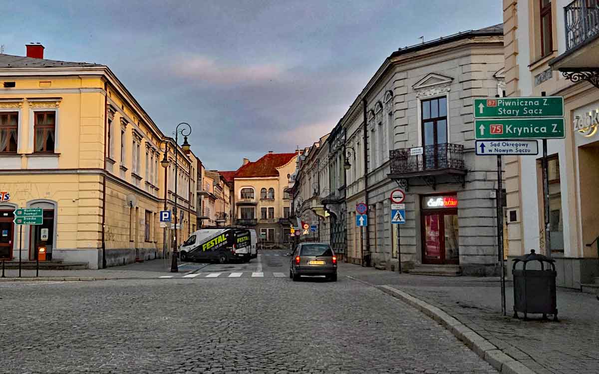 wyjazd z Rynku w Nowym Sączu na ulicę Dunajewskiego