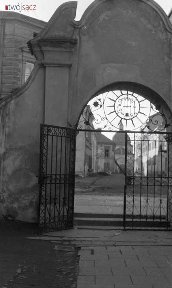 widok na ulicę Franciszkańską spoza bramy kościoła Jezuitów, lata 50.
