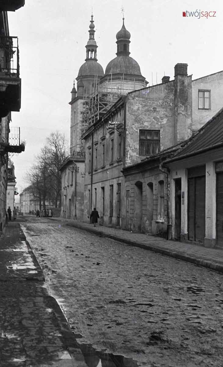 Ulica Sobieskiego w latach 50, widoczny zły stan nawierzchni oraz remont wieży kościoła św. Małgorzaty