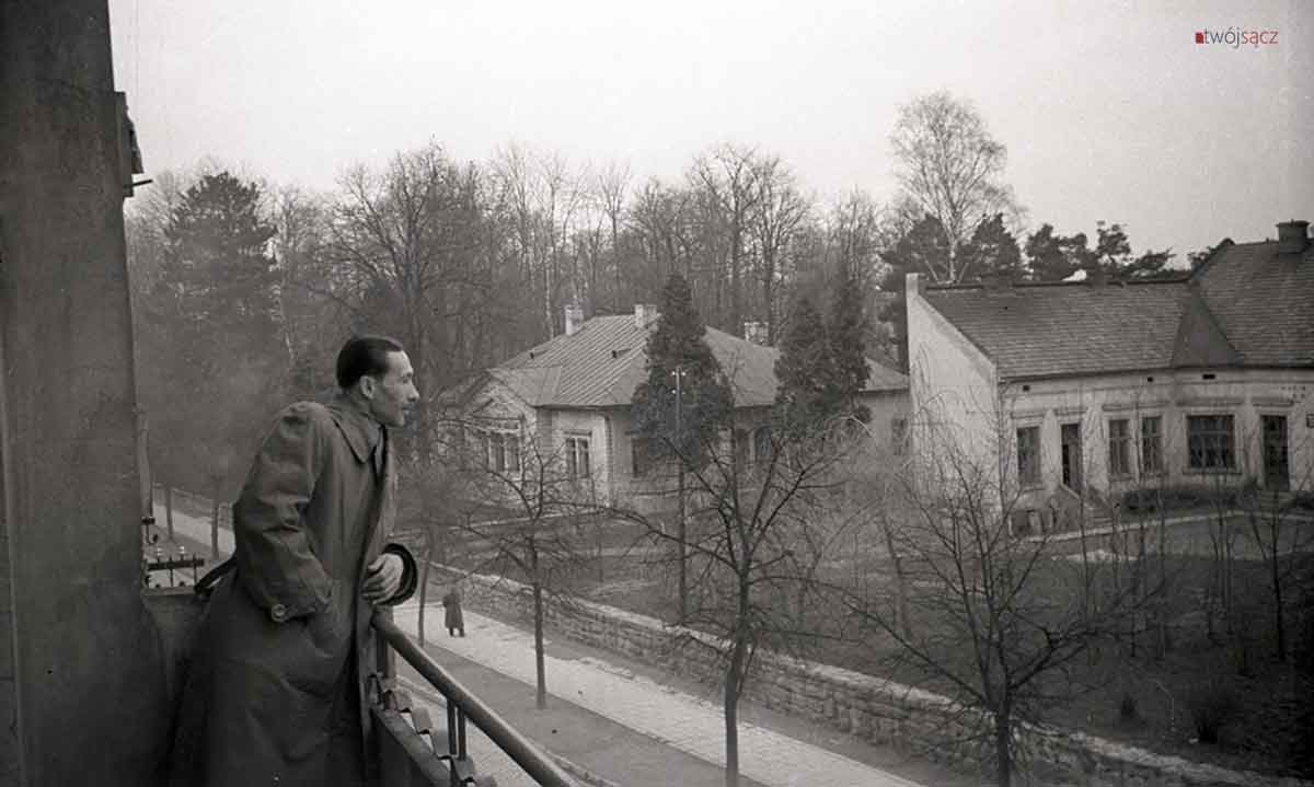 Mieczysław Jarończyk na balkonie kamienicy przy ul. Jagiellońskiej w Nowym Sączu