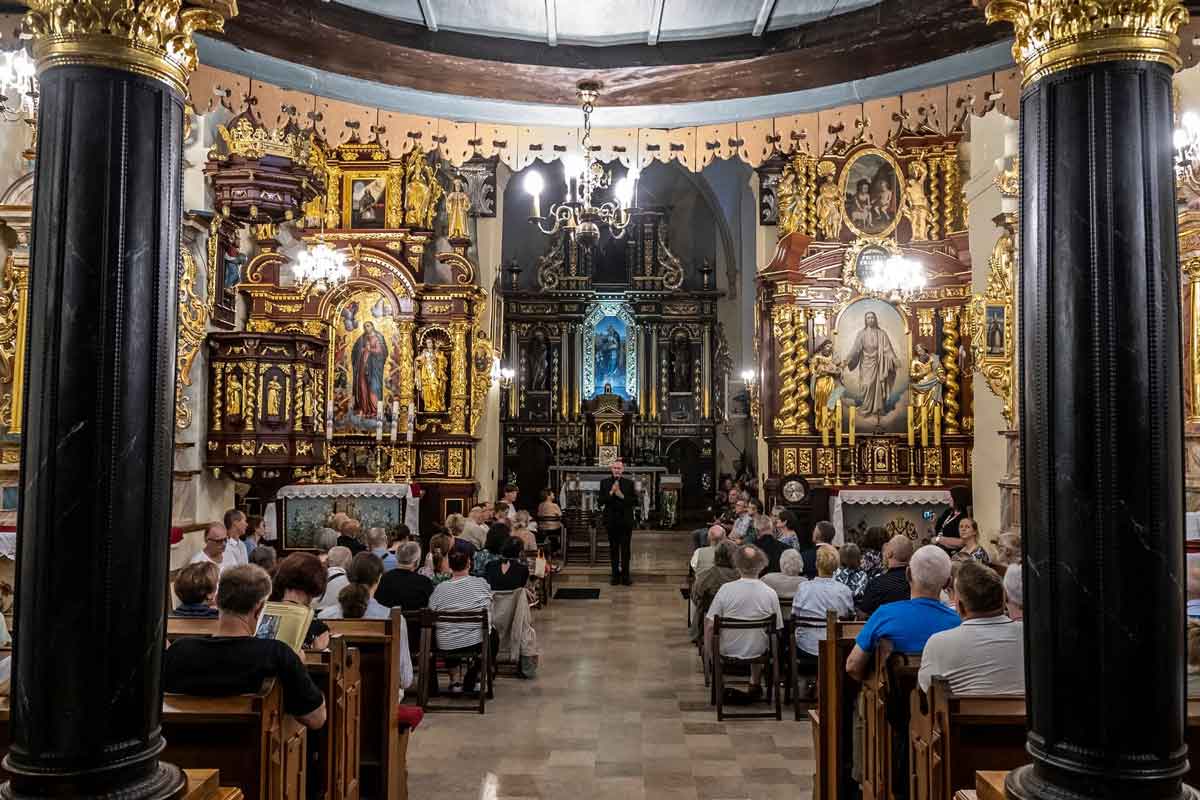 wnętrze kościoła św. Elżbiety w Starym Sączu w trakcie 48. Festiwalu Omnia Beneficia