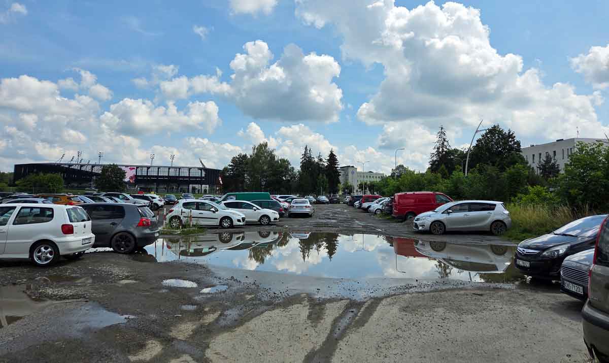 Nowy Sącz Bulwar Narwiku, szpital parking dla pacjentów i odwiedzających