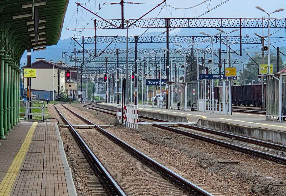 Przywrócenie połączenia kolejowego z Krakowa przez Nowy Sącz, Muszynę, Preszów i Koszyce aż do Budapesztu, wciąż jest w dalekich planach. Stacja Nowy Sącz