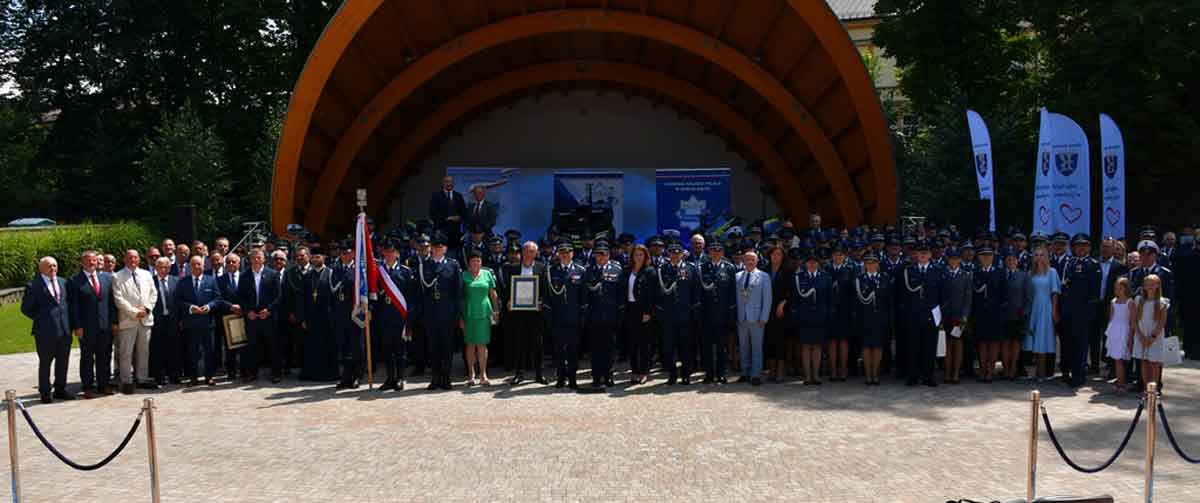 święto policji 2026 w Grybowie - pamiątkowa fotografia uczestników