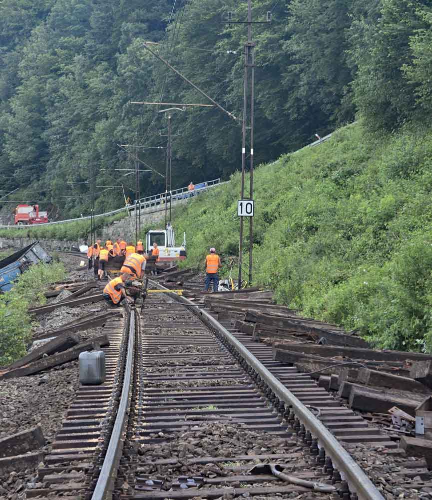 wymiana szyn po wykolejeniu pociągu towarowego koło Wierchomli. wkrótce wznowienie ruchu pociągów