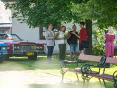 XVIII Zlot Zabytkowych Pojazdów w Miasteczku Galicyjskim - konferencja prasowa, widoczny Cadillac