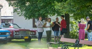 XVIII Zlot Zabytkowych Pojazdów w Miasteczku Galicyjskim - konferencja prasowa, widoczny Cadillac