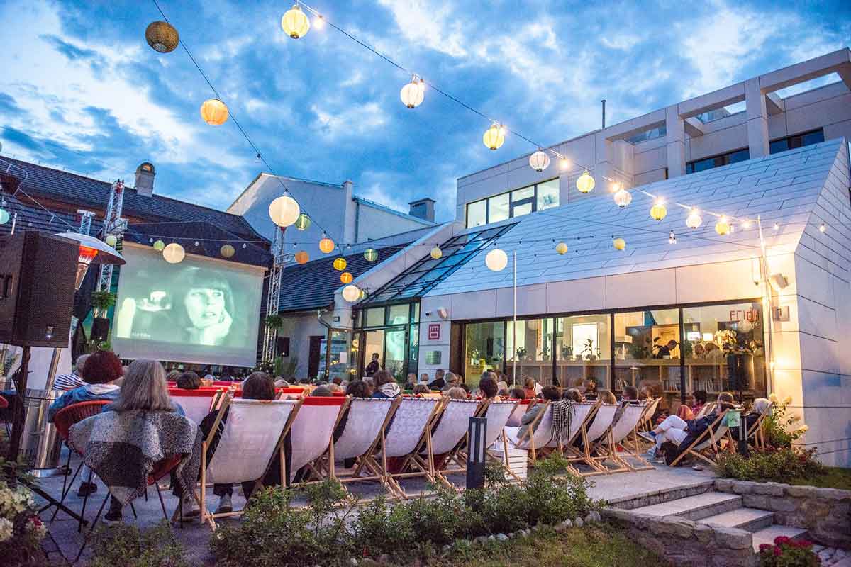 Program Peryferiady 2026; publiczność, leżaki i ekran w czasie projekcji 2025