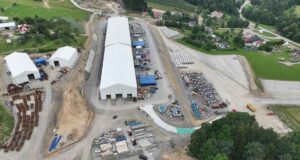 Po zakończeniu prac na odcinku LK 104 Limanowa – bocznica Klęczany dwie specjalistyczne tarcze TBM – „Jadwiga” i „Kinga” – zostaną użyte do wydrążenia tuneli nowej linii kolejowej nr 622. hala prefabrykacji