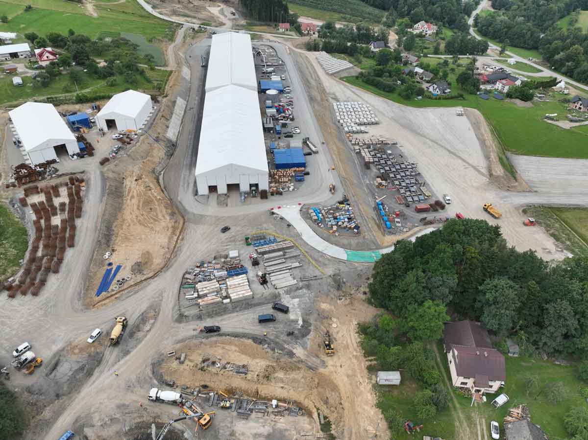 Po zakończeniu prac na odcinku LK 104 Limanowa – bocznica Klęczany dwie specjalistyczne tarcze TBM – „Jadwiga” i „Kinga” – zostaną użyte do wydrążenia tuneli nowej linii kolejowej nr 622. hala prefabrykacji