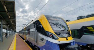 Impuls II z Newagu w barwach Kolei Małopolskich przy peronie dworca w Tarnowie