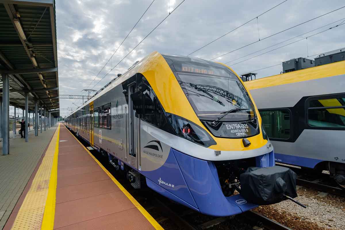 Impuls II z Newagu w barwach Kolei Małopolskich przy peronie dworca w Tarnowie; zakup z KPO