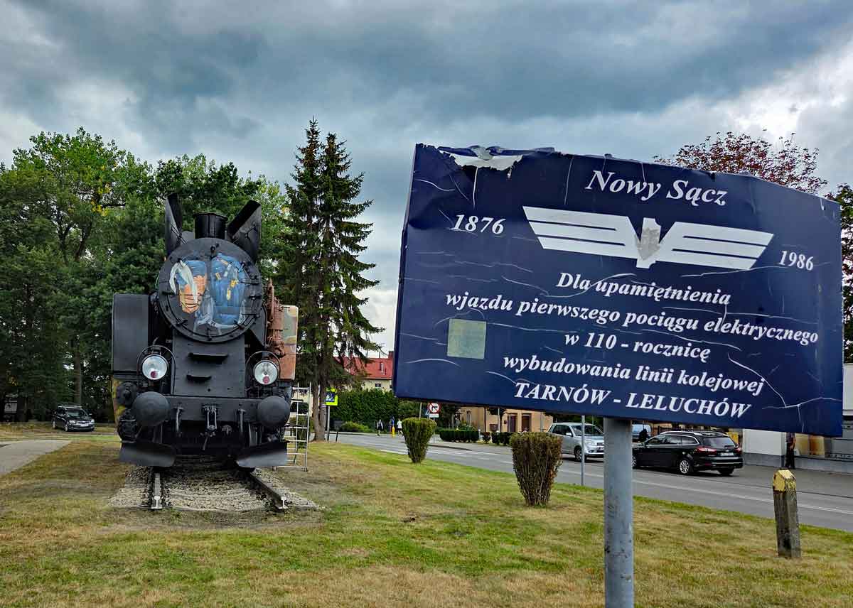 tabliczka przed lokomotywą w Nowym Sączu