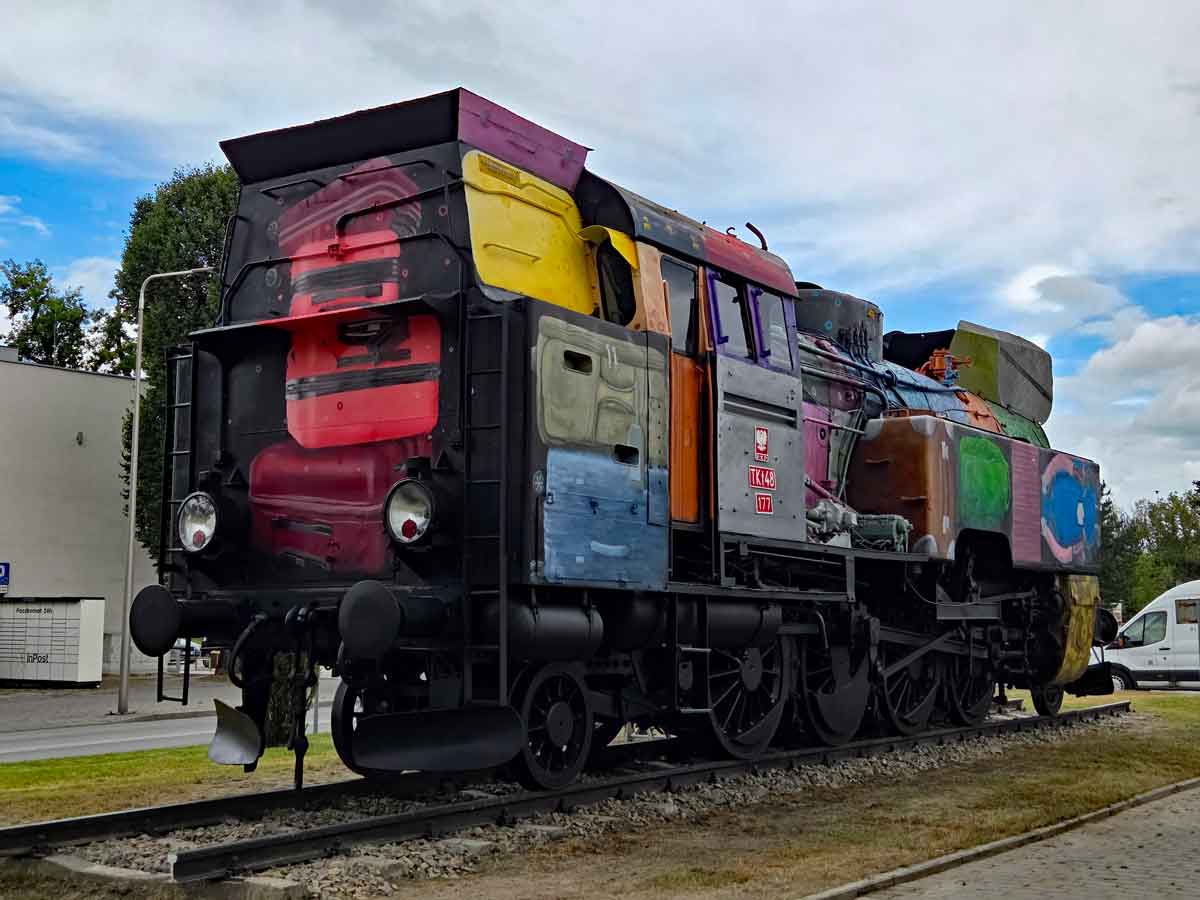 parowóz TKt-48 przed dworcem PKP w Nowym Saczu
