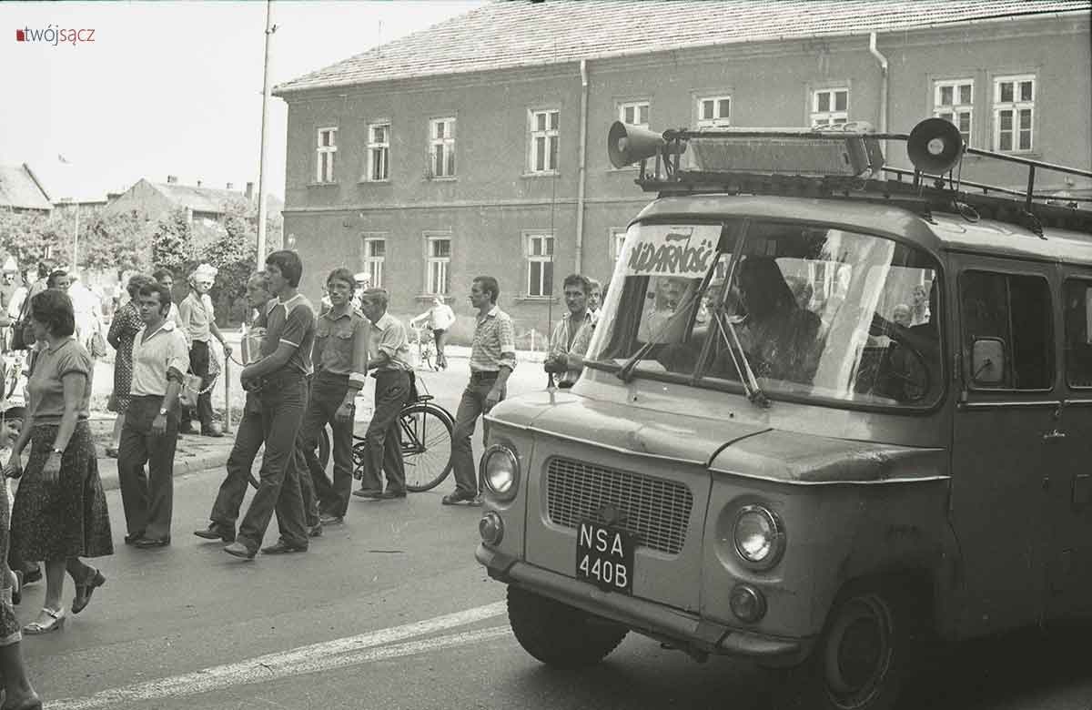 Nowy Sącz 1981, samochód Nysa z emblematem Solidarności