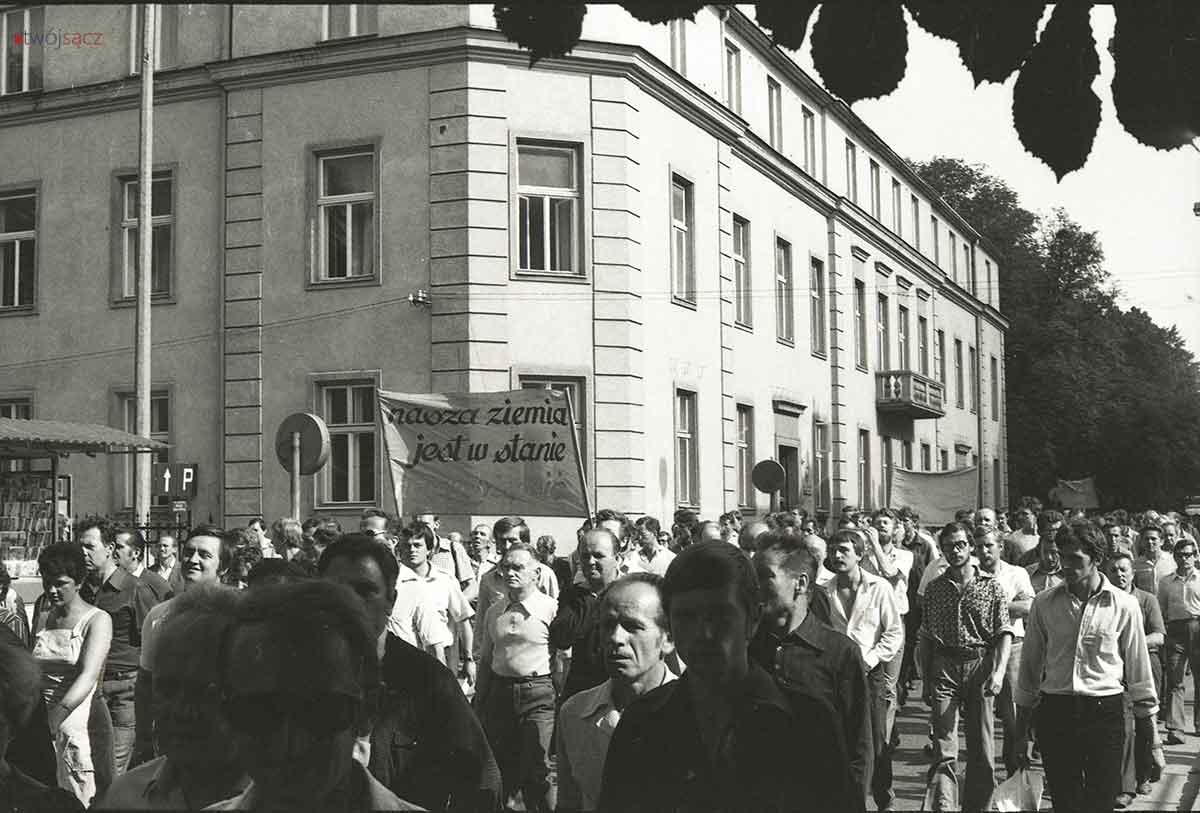 Nowy Sącz 1981, widoczny gmach urzędu rejonowego