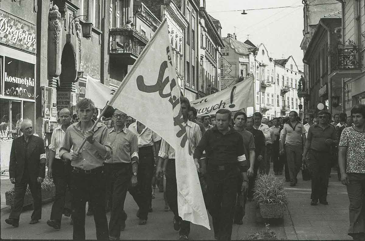 Nowy Sącz 1981, ulica Jagiellońska, marsz protestacyjny organizowany przez NSZZ Solidarność