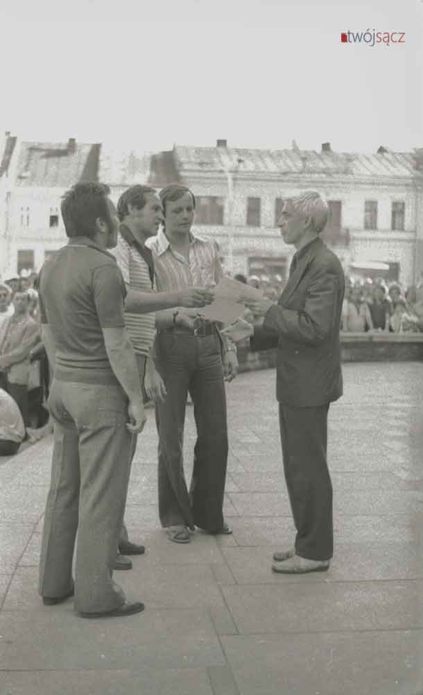 sierpień 1981, nowy sącz rynek, Jerzy Wyskiel wręcza rezolucję Bolesławowi Basińskiemu