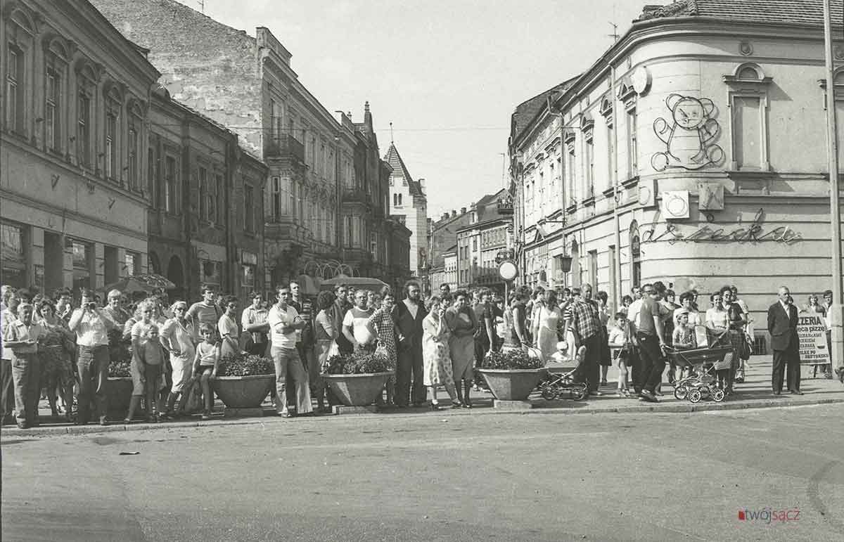 Nowy Sącz 1981, ulica Jagiellońska, widoczny neon Dom Dziecka