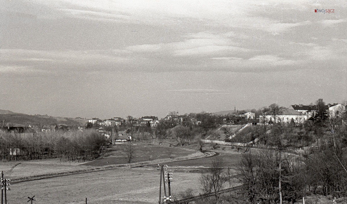 widok na osiedle Wólki i panoramę Nowego Sacza, lata 50