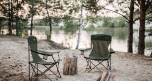 jak przygotować funkcjonalne obozowisko - krzesła, kamping w lesie, nad jeziorem