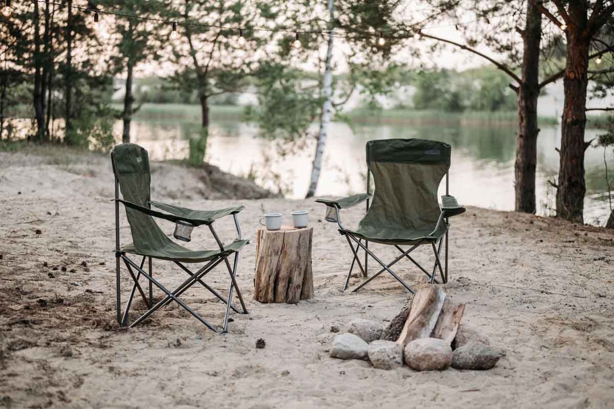 jak przygotować funkcjonalne obozowisko - krzesła, kamping w lesie, nad jeziorem
