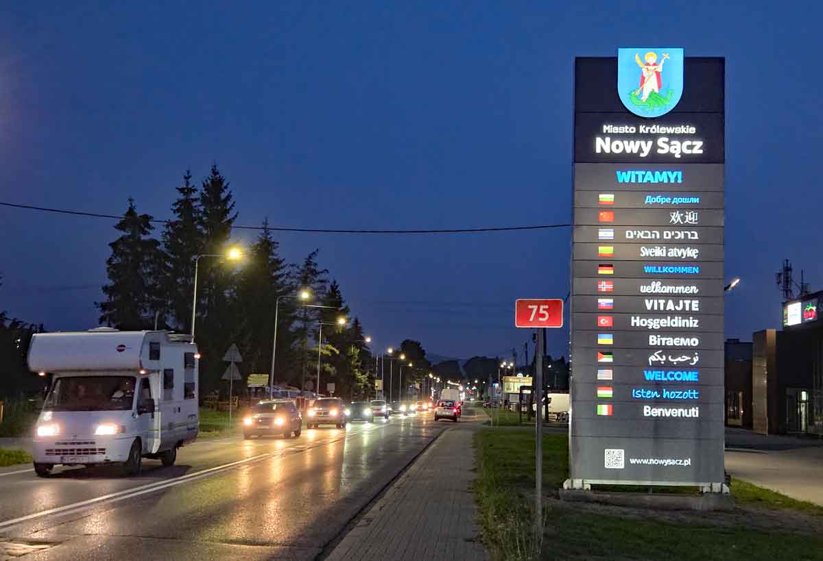 nowy witacz przy ulicy Tarnowskiej w Nowym Sączu