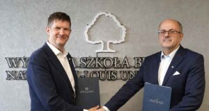 WSB-NLU i Zespół Szkół Akademickich z nowym porozumieniem o współpracy dr Dariusz Woźniak, prof. WSB-NLU i dyrektor Zespołu Szkół Akademickich mgr Bogusław Kołcz
