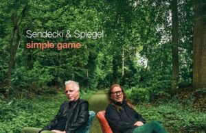 Czas odkryć jazzowe brzmienie nowego fortepianu. Zagra „najmniejsza orkiestra świata” Vladyslav „Adzik” Sendecki i Jürgen Spiegel - okładka płyty Simple Game
