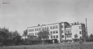 100 lat sądeckiego Ekonoma Sądecki Ekonom na fotografii Mieczysława Jarończyka z lat 50.