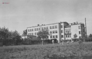 100 lat sądeckiego Ekonoma Sądecki Ekonom na fotografii Mieczysława Jarończyka z lat 50.