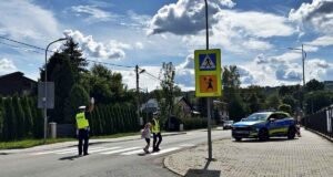 Policja podsumowuje działania „Bezpieczna droga do szkoły” Policja w Nowym Sączu. „Bezpieczna droga do szkoły". Celem jest zapewnienie bezpieczeństwa uczniom