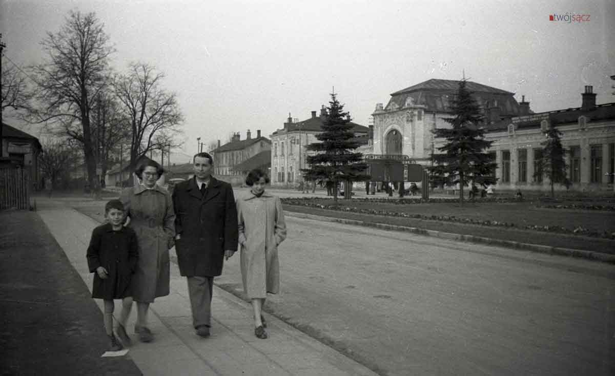 rodzinny spacer Nowy Sącz lata 50. ulica Kolejowa