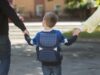Jak naprawdę działa szkolna polisa i na co zwrócić uwagę. dziecko z tornistrem na plecach