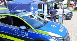 Policja: podsumowanie działań „Bezpieczne wakacje 2026” na Sądecczyźnie Bezpieczne wakacje 2026 na Sądecczyźnie - stoisko profilaktyczne Komendy Miejskiej Policji w Nowym Sączu