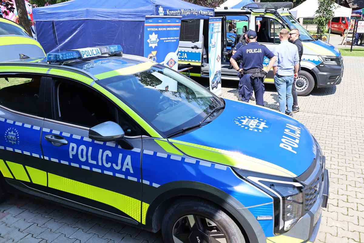 Bezpieczne wakacje 2026 na Sądecczyźnie - stoisko profilaktyczne Komendy Miejskiej Policji w Nowym Sączu