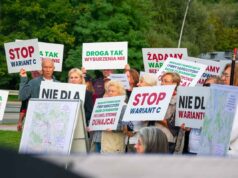 "Mieszkańcy zagrożonych wyburzeniem domów, zwolennicy budowy Sądeczanki w „Wariancie Bez Wyburzeń” po lewej stronie Dunajca"