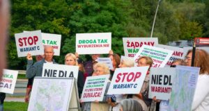„Nasze żądanie jest jasne: przeprowadźcie analizę „Wariantu Bez Wyburzeń” po lewej stronie Dunajca” "Mieszkańcy zagrożonych wyburzeniem domów, zwolennicy budowy Sądeczanki w „Wariancie Bez Wyburzeń” po lewej stronie Dunajca"