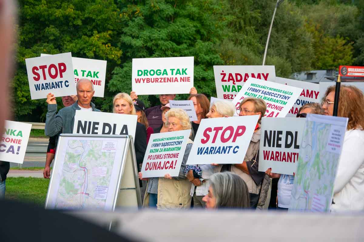 "Mieszkańcy zagrożonych wyburzeniem domów, zwolennicy budowy Sądeczanki w „Wariancie Bez Wyburzeń” po lewej stronie Dunajca"