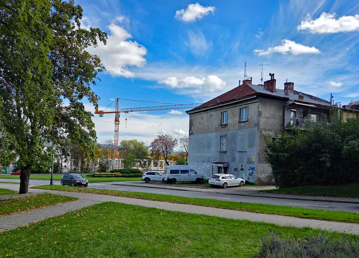 widok z Parku im. Ireny Styczyńskiej na dom ul. Piotra Skargi 21
