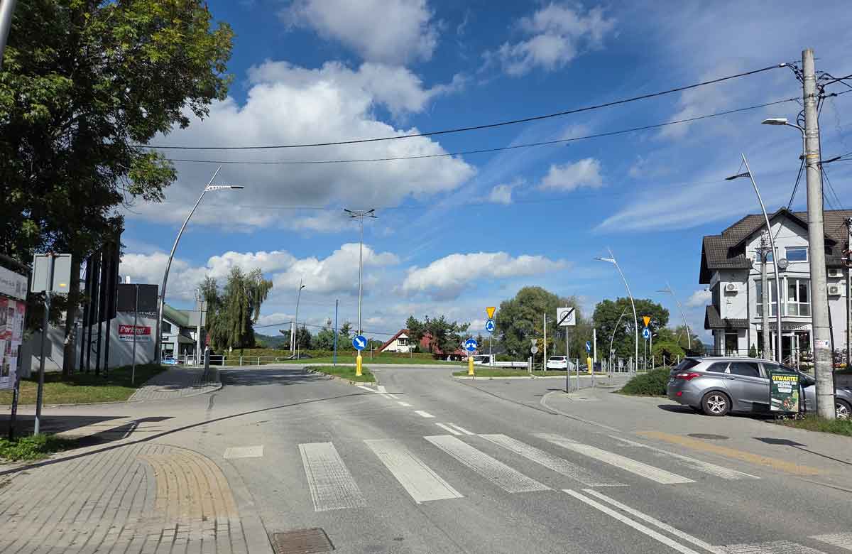 fragment ulicy Starowiejskiej, w głębi rondo im. Zbigniewa Szkarłata