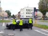 policjanci blokują wjazd na ulicę Grodzką