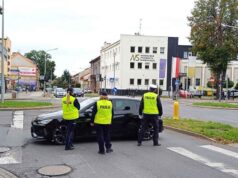 policjanci blokują wjazd na ulicę Grodzką