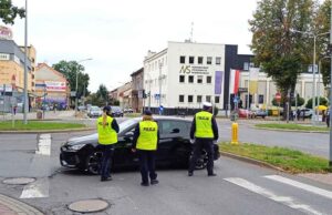 Niewybuchy, ewakuacja i zamknięte ulice. Nikt nie wydał komunikatu policjanci blokują wjazd na ulicę Grodzką