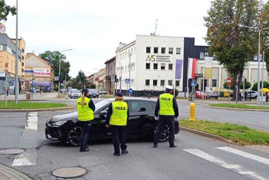 policjanci blokują wjazd na ulicę Grodzką